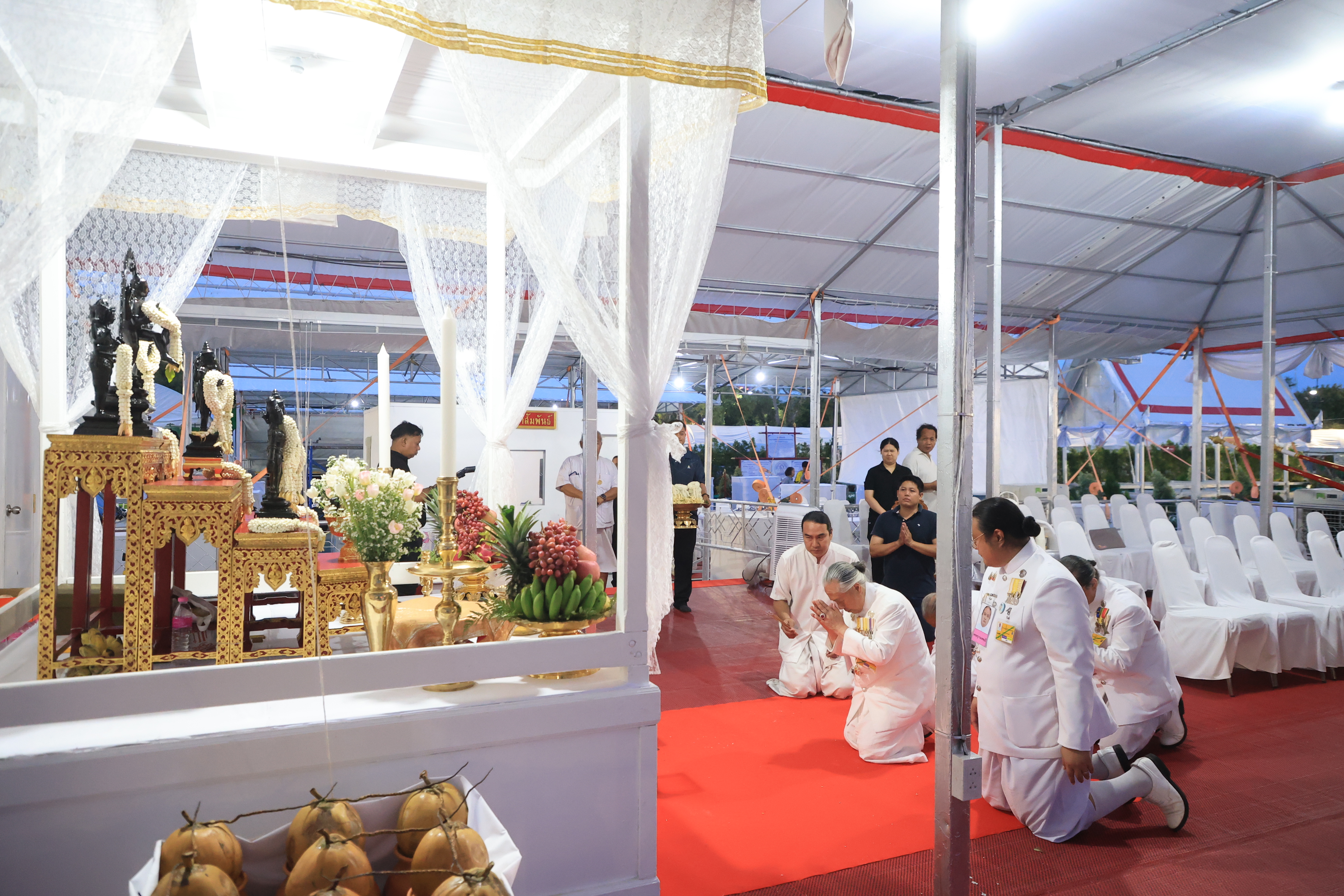 title - ปลัดเกษตรฯ ผู้ทำหน้าที่พระยาแรกนา พร้อมด้วยเทพีคู่หาบทองและเทพีคู่หาบเงิน ทำพิธีล้างมือพระยาแรกนา และเจิมหน้าพระโค